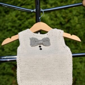 kézzel kötött kisfiú mellény