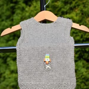 kézzel kötött kisfiú mellény