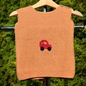 kézzel kötött kisfiú mellény