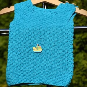 kézzel kötött kisfiú mellény