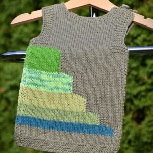 kézzel kötött kisfiú mellény