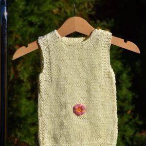 kézzel kötött kislány mellény