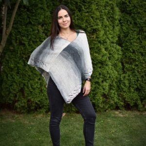 kézzel kötött pamut alapú poncsó